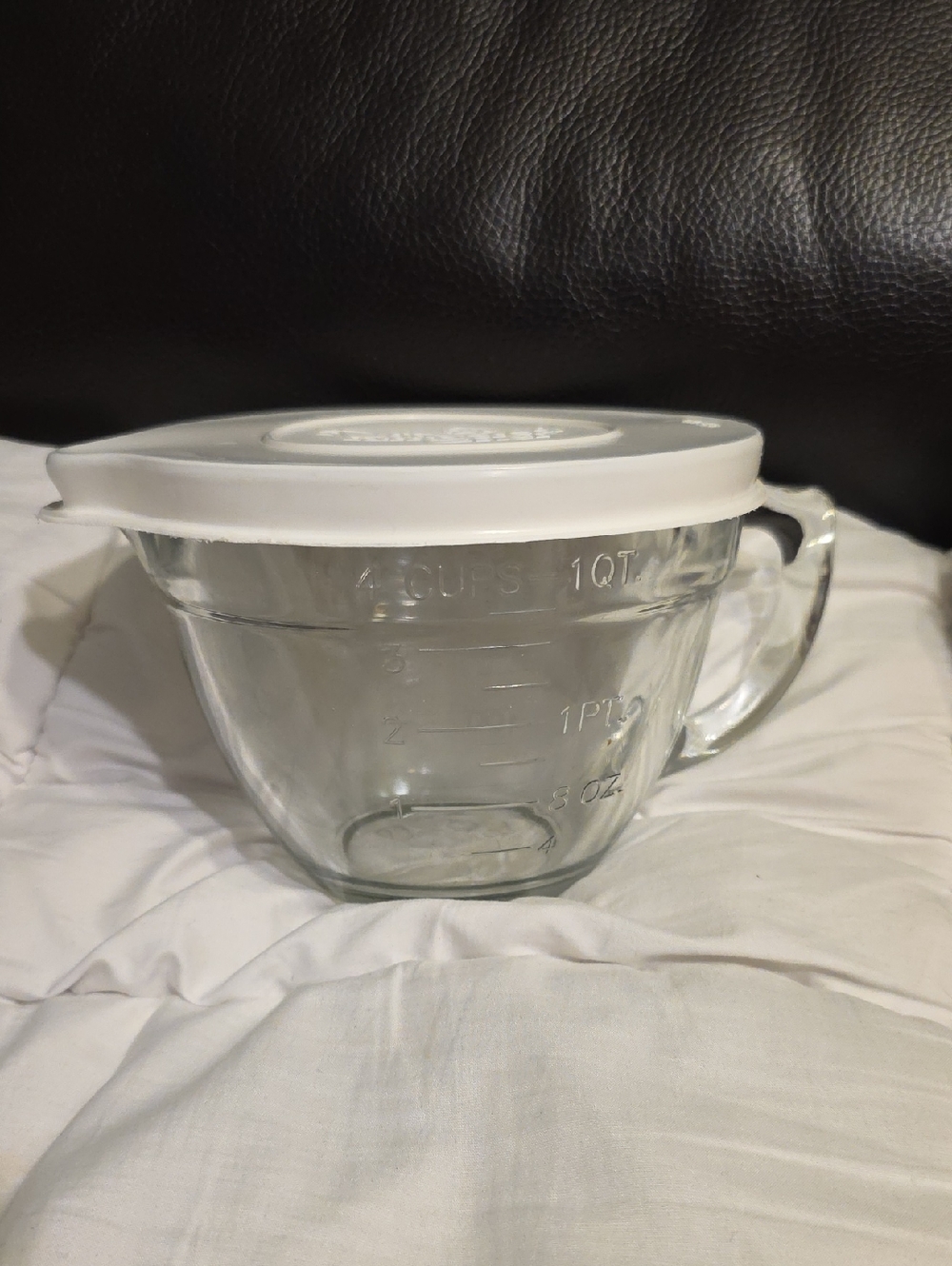 Pampered Chef Glass Mixing Bowl with White Lid 1 QT